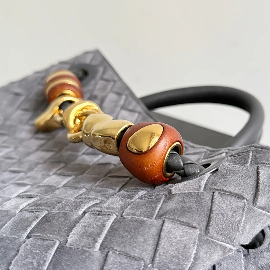 The new Andiamo batch of 3060 BV is shipped‼ ️The classic intercciato weaving process is used to create a soft bag, the metal knot is made of micro-cast aluminum using jewelry technology🪢, and the decorative beads are made of metal and hand-polished oak, allowing you to jump repeatedly between elegance and fun💃, making it unpredictable. Classic and versatile, it shows off your temperament, and the bag has a large capacity, making it very convenient for daily commuting! It has a variety of carrying methods, the shoulder straps can be adjusted by yourself, the original lambskin feels soft and delicate, and the unisex style breaks gender boundaries and brings a more practical and long-lasting use experience. The Andiamo, which has both elegant and casual styles, perfectly interprets the "fashionable old money style". Style number: 743568+wood hardware Color: suede graphite gray Size: 25*22*10.5cm